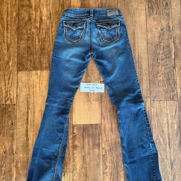 Silver Jeans Medium Blue Low Bootcut Jeans with Decorative Back Pockets - Picture 2 of 3